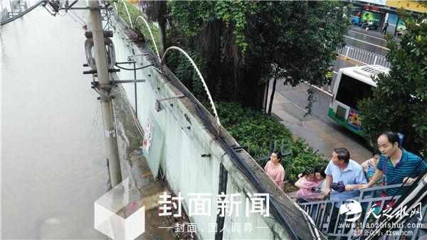 江水超路面40厘米 武汉关挂生死牌：堤在人在