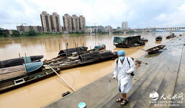 实拍融安开展灾后防疫忙复产