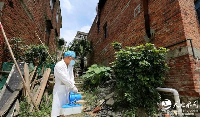 实拍融安开展灾后防疫忙复产