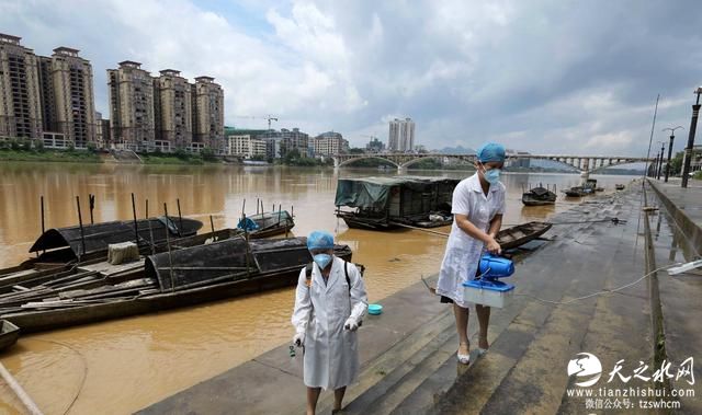 实拍融安开展灾后防疫忙复产