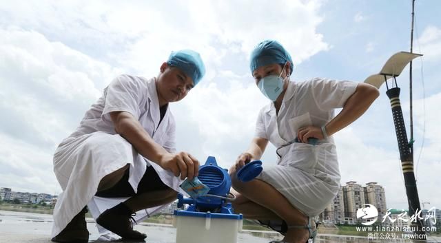 实拍融安开展灾后防疫忙复产