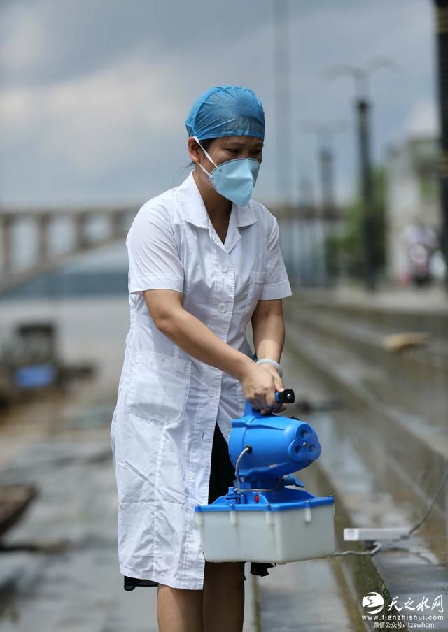 实拍融安开展灾后防疫忙复产