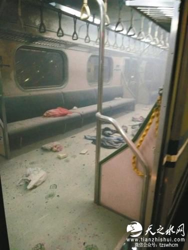 台铁由新竹开往基隆的1258次区间车，昨晚停靠松山站后第六节车厢突爆炸，造成25名乘客受伤。 记者李妍洁 摄