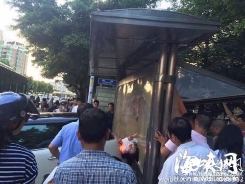 等车的女子被冲上站台的MINI车顶进广告牌里