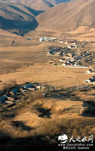 中国首个陨石坑确定 坑里住有64户人家