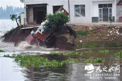 司机坠入溃口前一刻跳下卡车 连车带石堵溃口