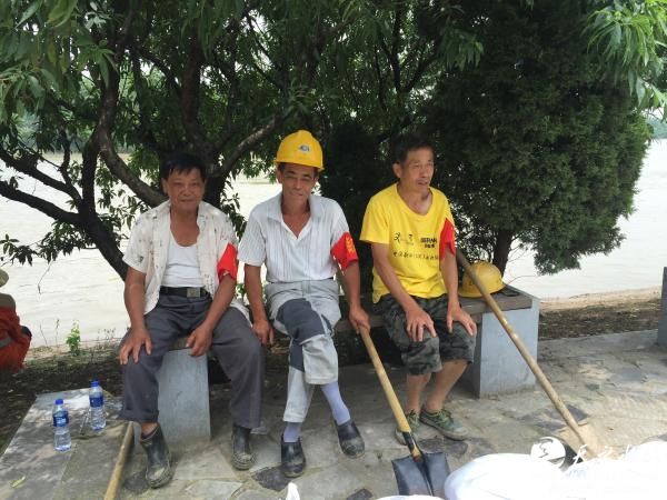 安徽古镇十天四发洪水撤离公告 三位老人志愿巡堤