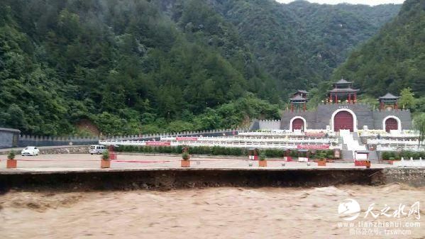 洛南巡检镇今晨遭暴雨袭击 太子坪村失联