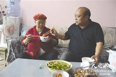 刘相礼陪母亲吃饭