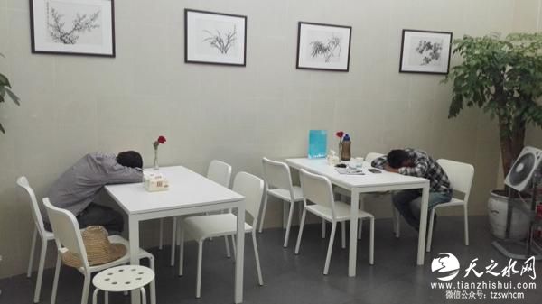 杭州专设“城管驿站” 市政工人怕弄脏执意赤脚进