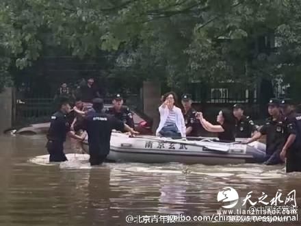 南京官方回应被指抗洪摆拍女官员免职：正常换届