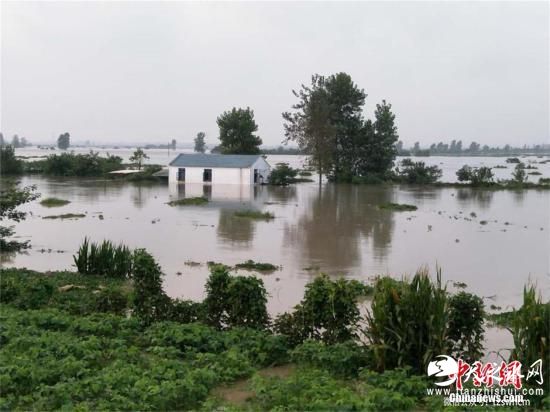 7月17日凌晨，由于长时间高水位浸泡，湖北黄梅县考田河濯港镇西湖地段突发溃口。当地政府紧急转移安置受灾民众4000余人，并组织2500余人对溃口处进行封堵复堤和抢修第二道防洪堤坝。目前，抢险封堵工作正紧急进行。图为溃口导致下游农田和鱼池被淹。 方远超 摄 湖北黄梅考田河堤坝突现溃口 来源:央视新闻