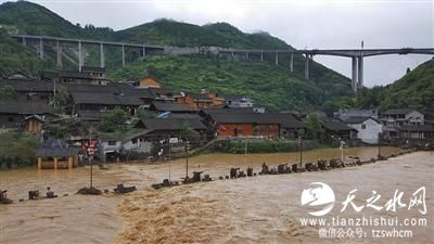 湖南湘西发生特大洪灾和山体滑坡 民房道路被冲毁