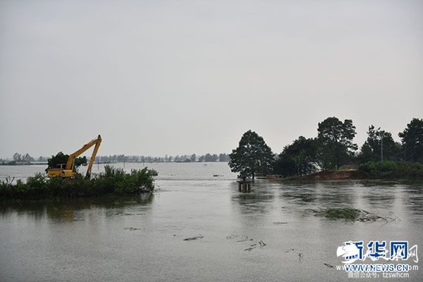 7月17日，抢险人员用挖掘机准备进行封堵作业。 新华社图