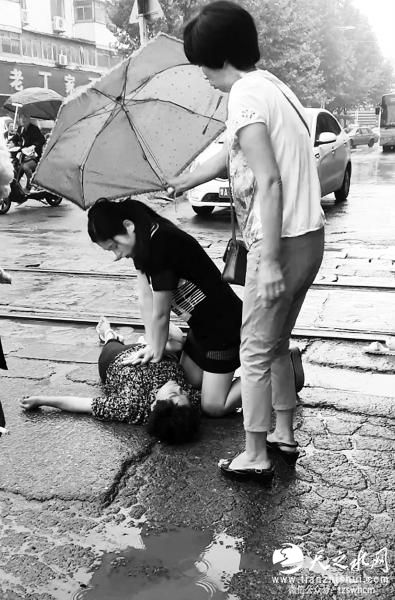 郑州女护士雨中跪地为伤者施救 被称“最美女护士”