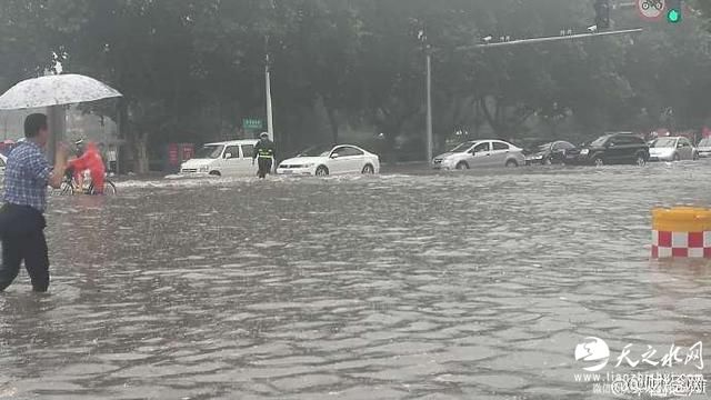 河北邯郸严重内涝：立交桥全部断交 交通陷于瘫痪