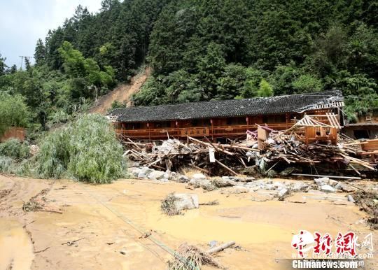 贵州印江11名学生遭遇山体滑坡 3人遇难(图)