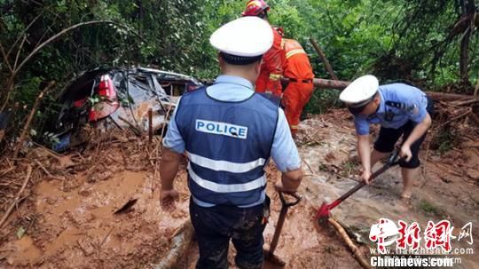 湖北一越野车被泥石流冲落山坎致2死2伤(图)