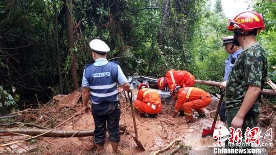 湖北一越野车被泥石流冲落山坎致2死2伤(图)