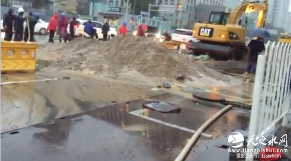 北京金台路地铁站附近道路塌方 正在抢修中