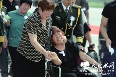 解放军南苏丹维和烈士遗体回家 20万人夹道迎接