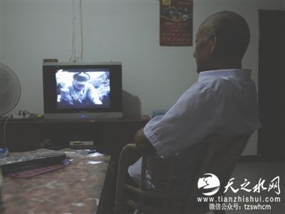 昨日，古蔺，69岁的杨正元独自在家看电视