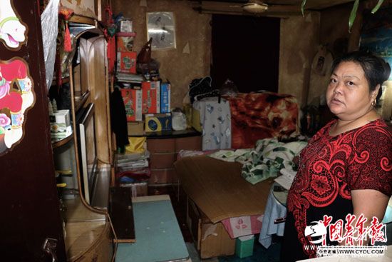 一位居民向记者展示目前的居住环境。