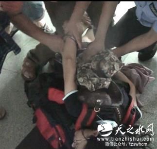 女子疑因买房被骗十几万 持双刀冲进客运站