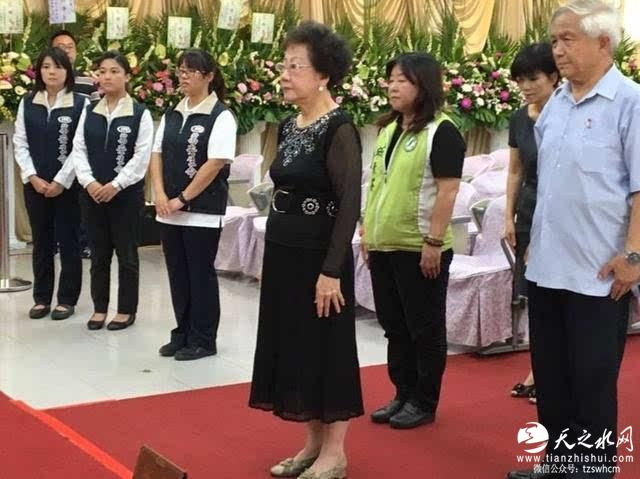 吕秀莲去灵堂吊唁游览车遇难者 称事故无关政治