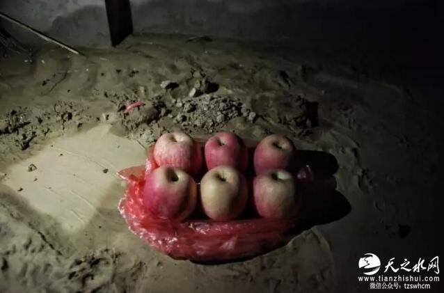 河北邢台遭洪灾：村中一片狼藉 从卧室出来水到腰