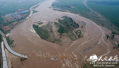河北邢台遭洪灾：村中一片狼藉 从卧室出来水到腰