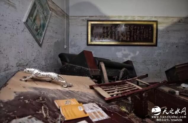 河北邢台遭洪灾：村中一片狼藉 从卧室出来水到腰