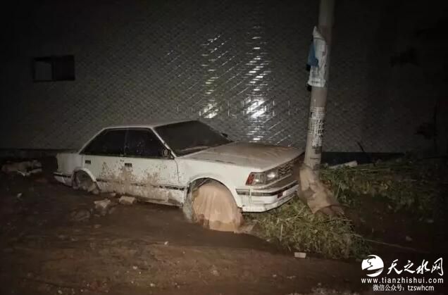 河北邢台遭洪灾：村中一片狼藉 从卧室出来水到腰