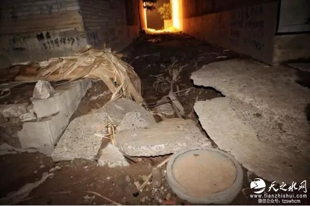 河北邢台遭洪灾：村中一片狼藉 从卧室出来水到腰