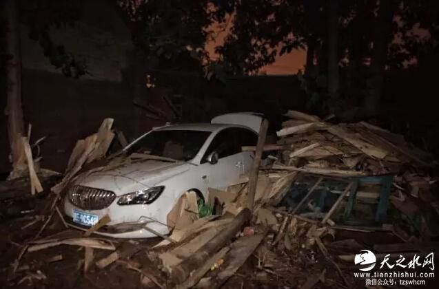 河北邢台遭洪灾：村中一片狼藉 从卧室出来水到腰