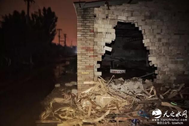 河北邢台遭洪灾：村中一片狼藉 从卧室出来水到腰