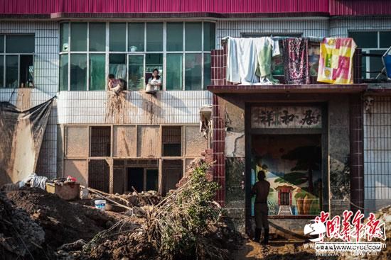 河北井陉受灾区：姐弟俩雇挖掘机废墟中寻父