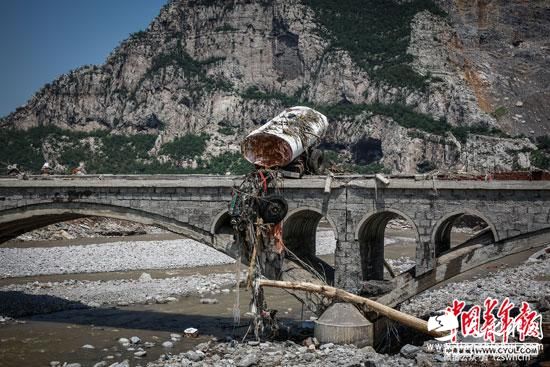 河北井陉受灾区：姐弟俩雇挖掘机废墟中寻父