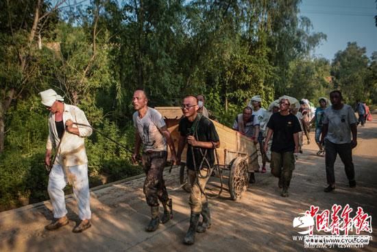 河北井陉受灾区：姐弟俩雇挖掘机废墟中寻父