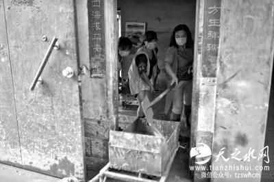 邢台洪灾亲历者：眼看着孩子被洪水冲走 下落不明