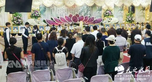 辽宁观光团罹难者“头七”法会，7月25日在中坜殡仪馆怀源厅举行，罹难者家属由法师带领诵经为往生者哀悼祈福。 台湾“中央社”记者施宗晖摄