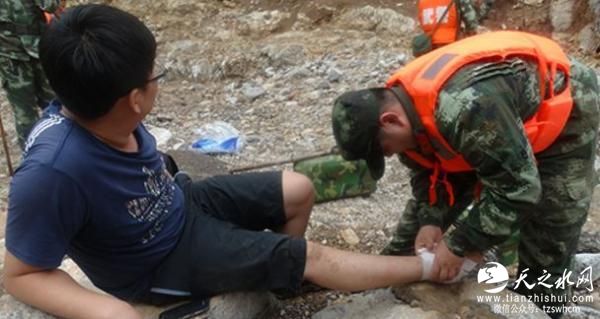 河北上千村民暴雨被困 武警冒雨摸黑6小时急救