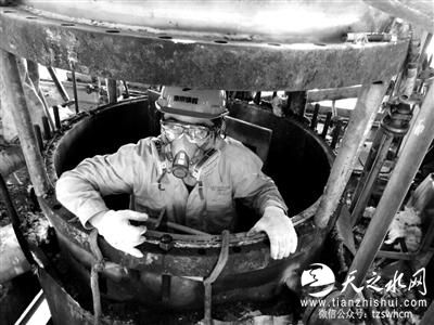 南京检测员酷暑天钻球罐 进去两三分钟湿透全身