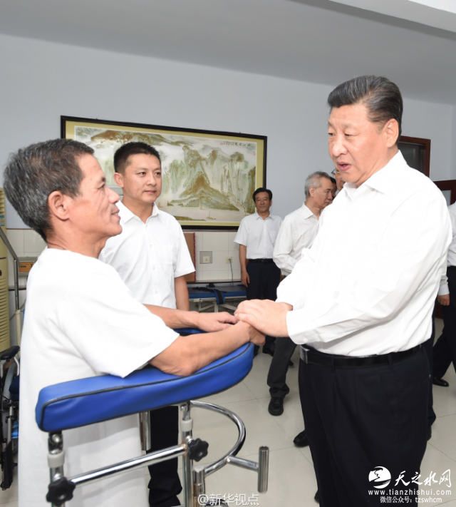 【习近平：腹有诗书气自华】祥富里社区位于唐山市机场路街道，有4300户居民。28日中午，习近平总书记来到社区活动室，不少居民正在学书画、作诗词。拾秋诗社里，一位居民作了一首题为《重温入党誓词》的诗，总书记看了称赞这是老骥伏枥、志在千里。看到社区工作细致高效，大家精神饱满，总书记肯定了书香社区的建设，称赞大家&ldquo;腹有诗书气自华。&rdquo;（文字/新华社记者霍小光，摄影/新华社记者兰红光、谢环驰）