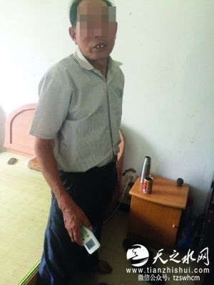 一名老人出示院方发的空调遥控器