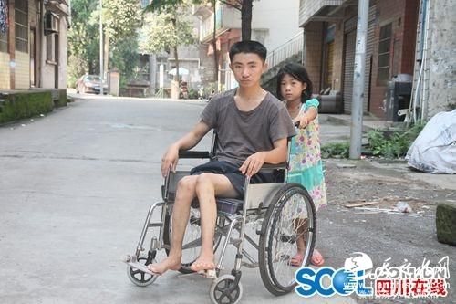 母亲出走父亲瘫痪 九岁女童撑起一个家