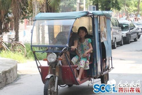 母亲出走父亲瘫痪 九岁女童撑起一个家