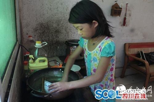 母亲出走父亲瘫痪 九岁女童撑起一个家