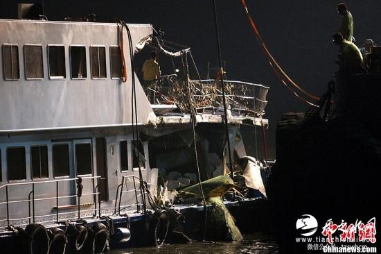 资料图：香港南丫岛对开海面被撞沉的客船“南丫四号”，被打捞出水。图为被撞坏的船尾。查良千 摄 东方IC 版权作品 请勿转载
