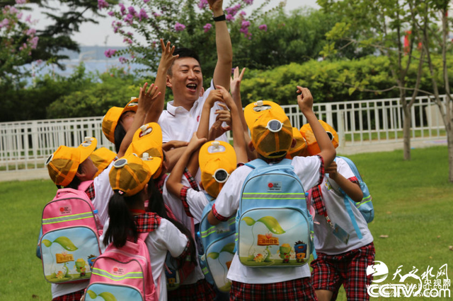 鸿基金连续四年举办萤火虫夏令营：为贫困留守儿童打开世界的另一扇窗